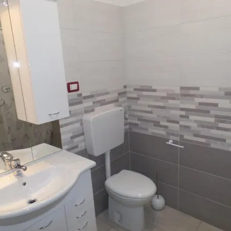 Modern And Equipped With Enclosed Garden Apartment